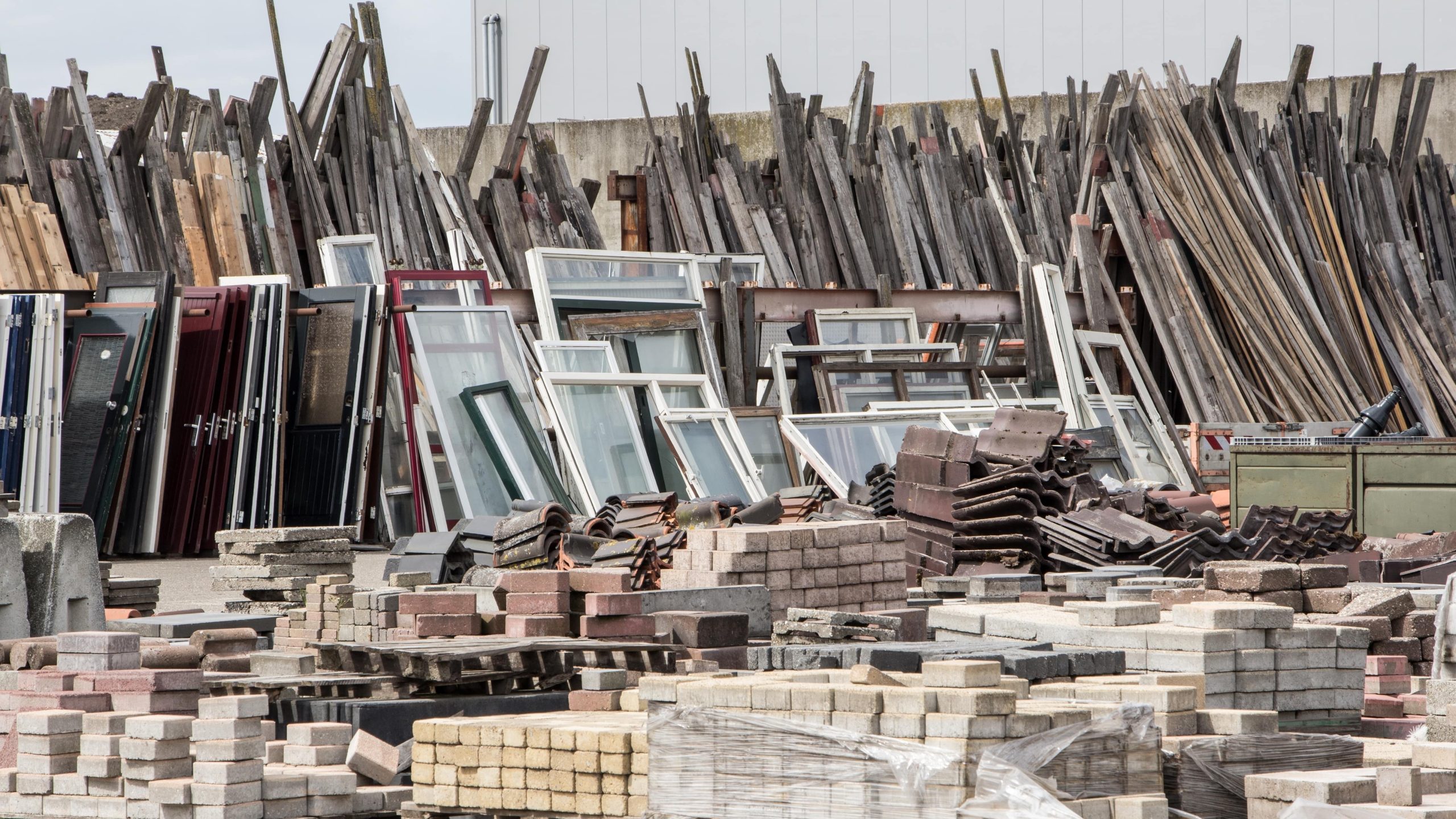 Wiederverwendbare Gebäudematerialien. Quelle: Intreegue Photography, Shutterstock.com Bild zeigt verschiedene Baumaterialien und Gebäudekomponenten wie Türen und Fenster